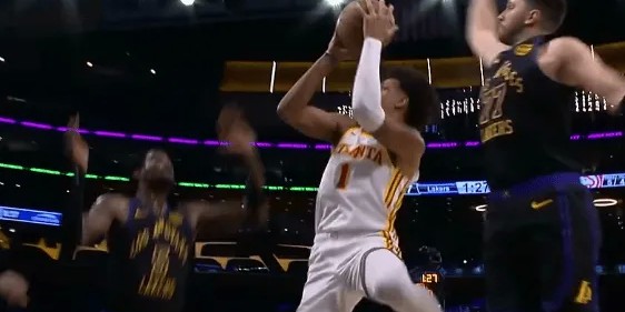 东契奇身后送出排球大帽，湖人轰出35-12超级进攻波领先23分