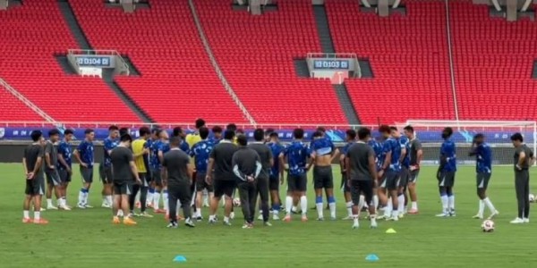 记者：吴曦、谢鹏飞未参加合练，明天对阵三镇出场可能性不大