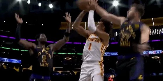 东契奇身后送出排球大帽，湖人轰出35-12超级进攻波领先23分